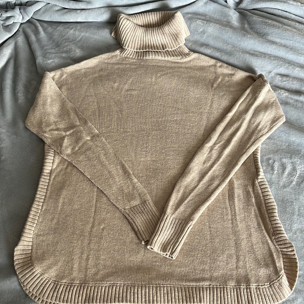 Women’s Vineyard Vines turtle neck sweater. Excellent condition.